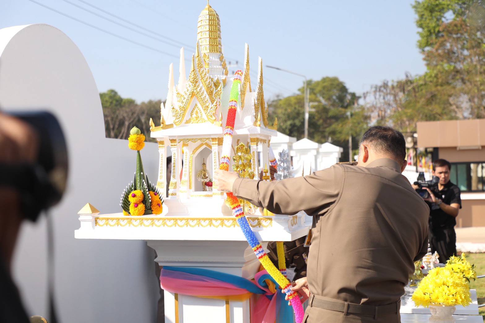 title - ส.ป.ก. เข้าร่วมพิธีเปิดสำนักงานฯ พร้อมมอบเอกสารสิทธิ์ การใช้ประโยชน์ที่ดิน (ส.ป.ก.) และประชุมการติดตามการดำเนินงานตามแผนปฏิบัติการพัฒนาพื้นที่สถานีวิจัยการเกษตรและพัฒนาโครงการหลวงโนนดินแดง ณ จังหวัดบุรีรัมย์